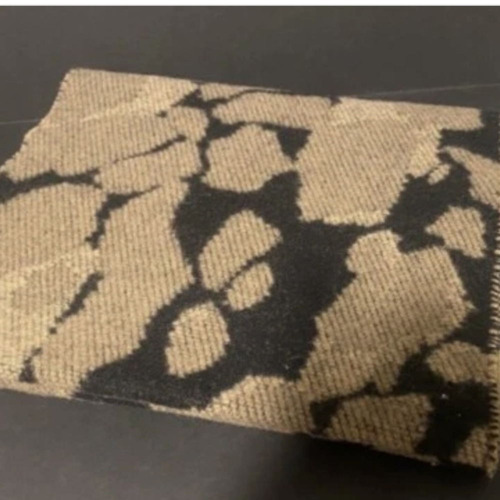 Burberry Scarf in Black and Tan